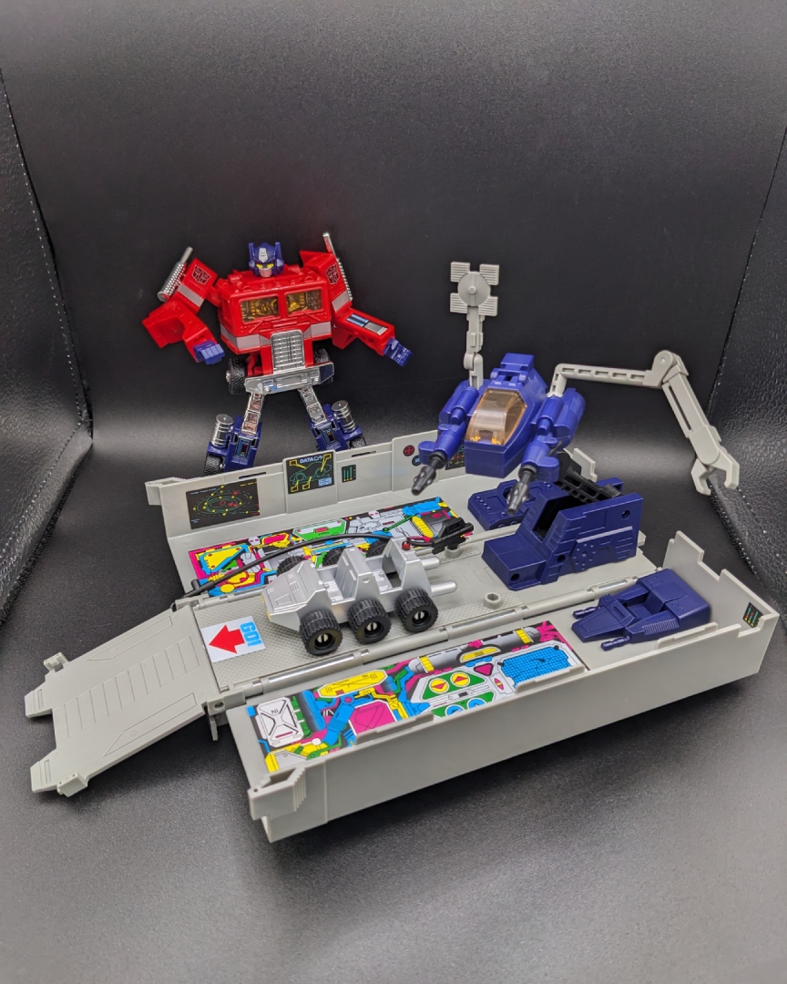 A picture of Missing Link Convoy with his battle station.
