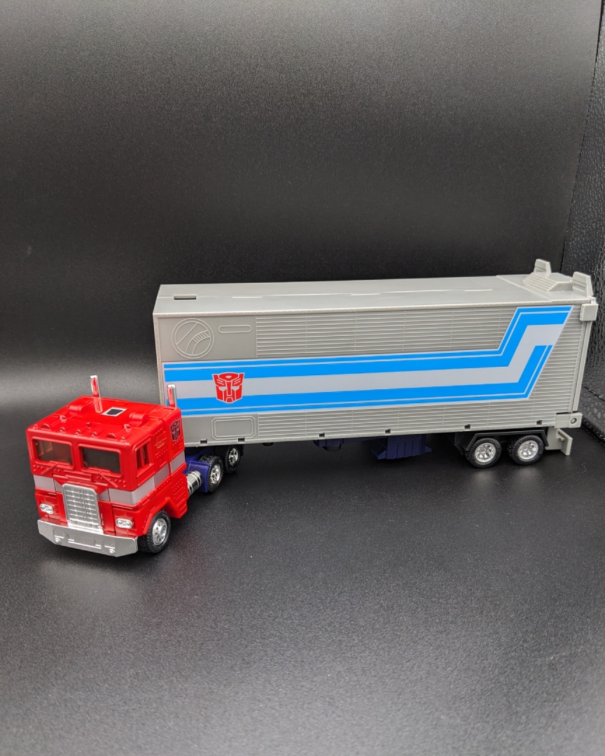 A picture of Missing LinK Convoy in vehicle mode.